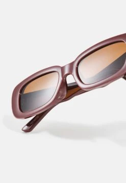 Jack & Jones Jacabel Sunglasses Unisex - Zonnebril - Bordeaux -Jack & Jones Winkel 454ec25ba97d4b09ab3aa07e6002ba94