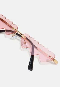 Jack & Jones Jactriple Heart Sunglasses Unisex - Zonnebril - Pink Yarrow -Jack & Jones Winkel b09e07e24cf94964a5a9ecb5936411aa